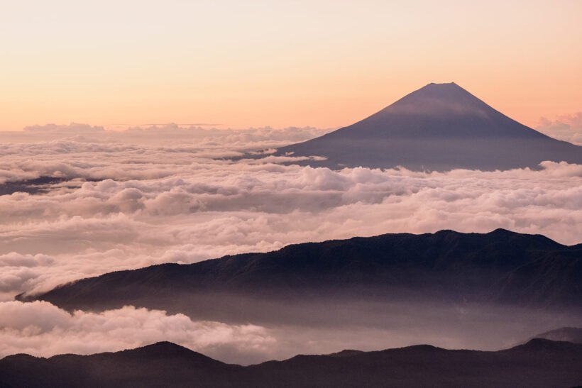 hình ảnh núi Phú Sĩ trên biển mây