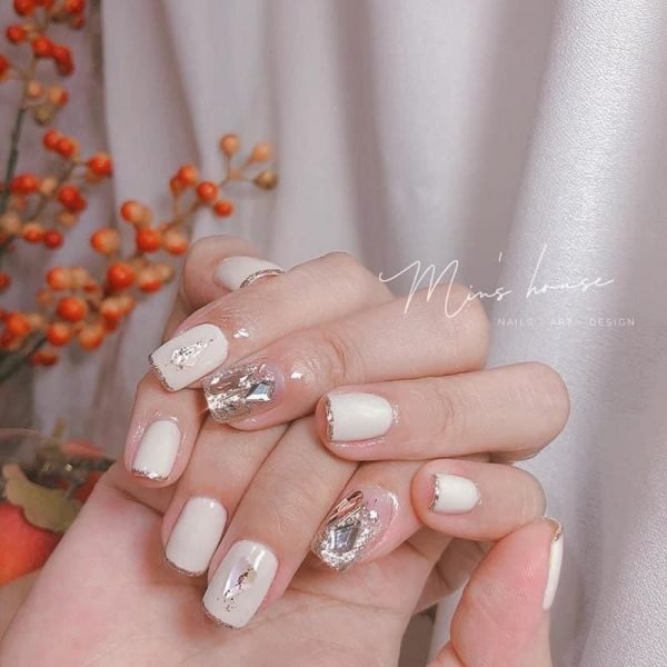 Nail màu nước gạo đính đá