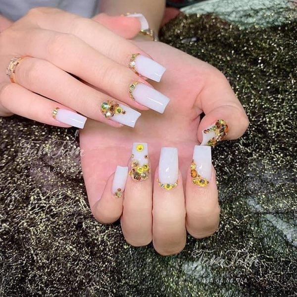 mẫu nail màu nước gạo đính đá sang trọng