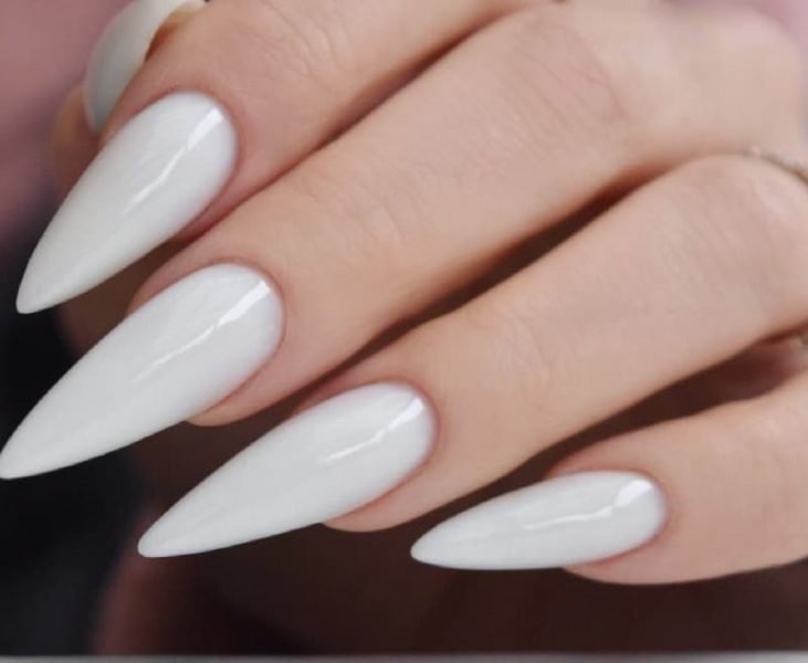 Mẫu nail màu nước gạo móng nhọn