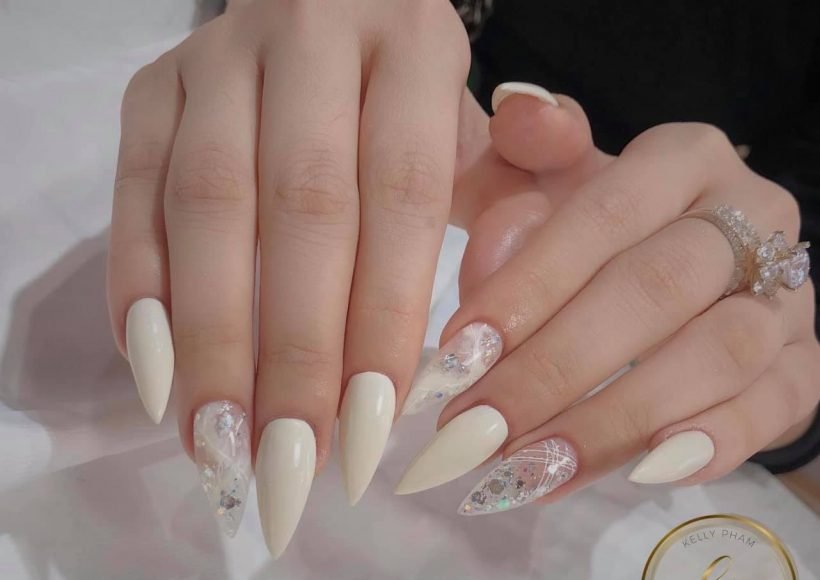 Mẫu nail màu nước gạo móng nhọn phá cách