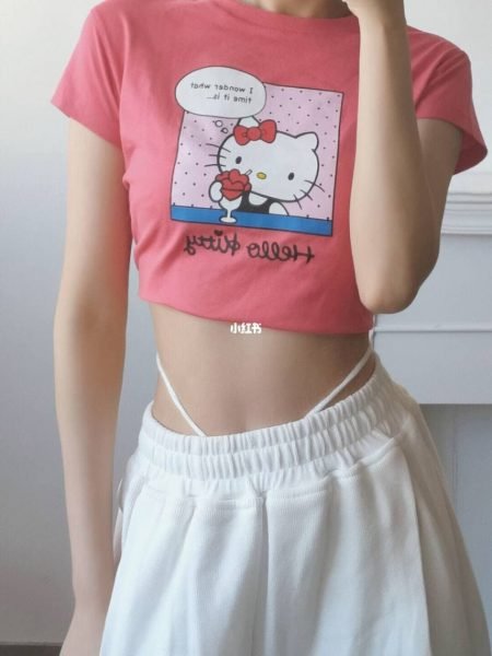 ảnh eo thon che mặt nổi bật với áo hello kitty