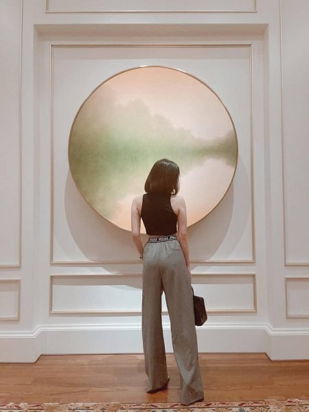 hình ảnh eo thon che mặt của Lệ Quyên