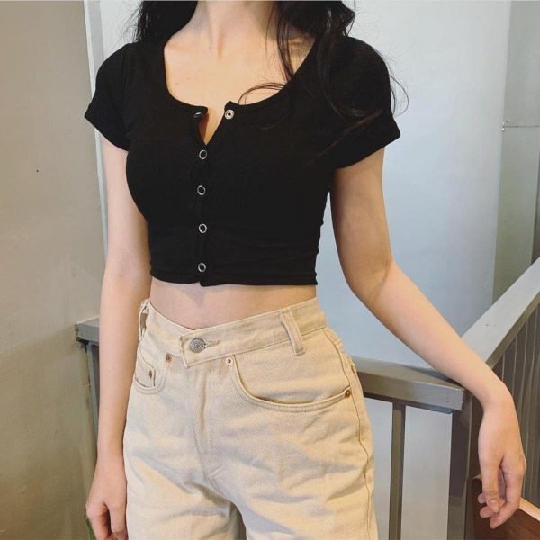 hình ảnh eo thon che mặt điểm nhấn chiếc croptop đen