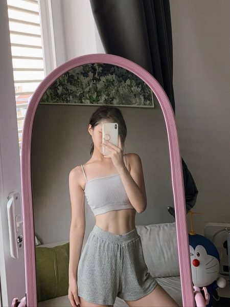 hình ảnh eo thon che mặt và cách tạo dáng bên gương