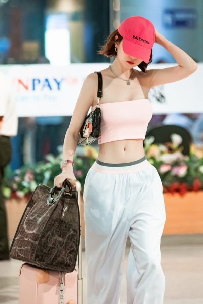 hình eo thon che mặt của Ngọc Trinh