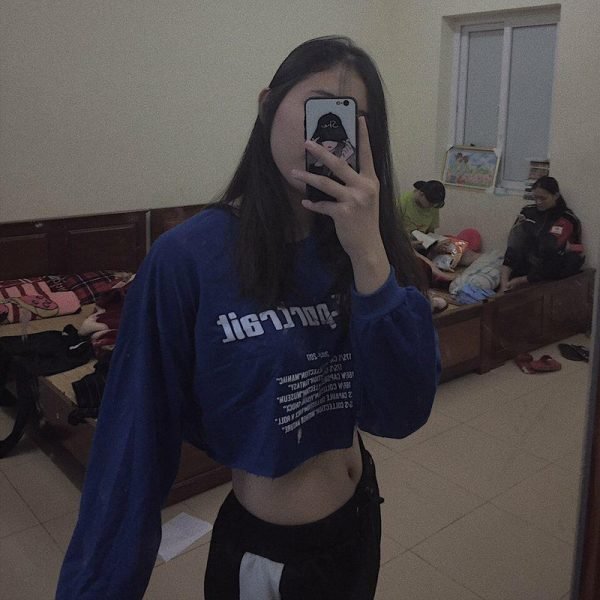 hình eo thon che mặt của Thu Huy