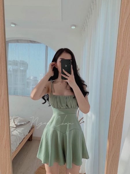 Hình eo thon che mặt quyễn rũ trong đầm xanh