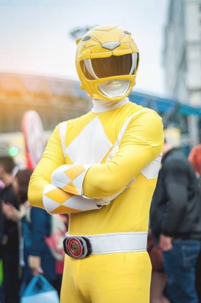 hình siêu nhân vàng khoanh tay