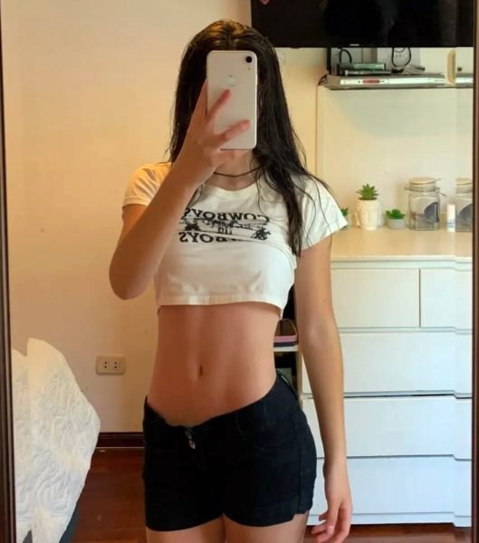 Ảnh eo thon che mặt trước gương