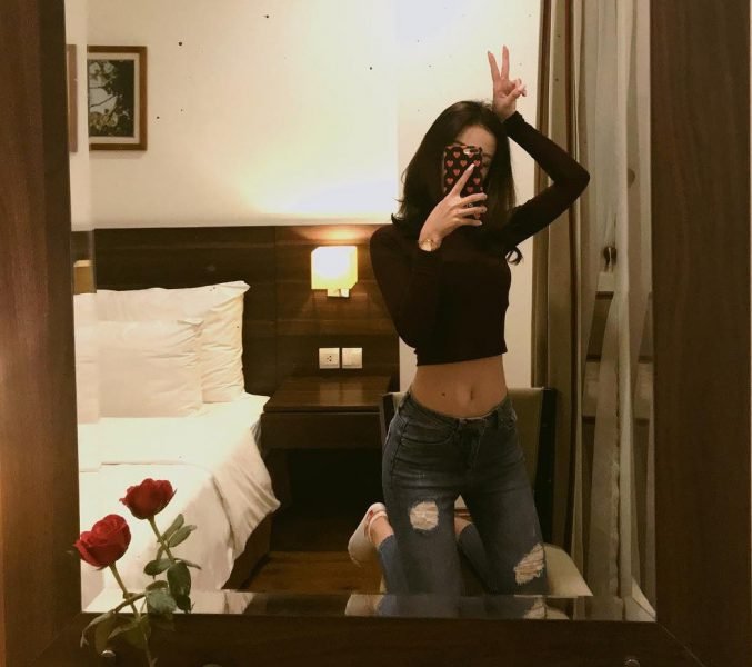 Hình ảnh eo thon đẹp che mặt