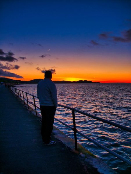 Ảnh avatar cô đơn trên bến cảng vắng lặng