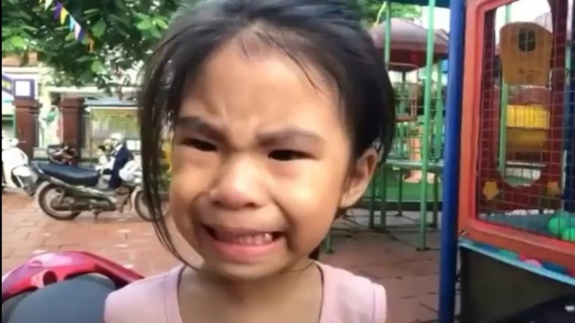 ảnh meme hài bé gái khóc