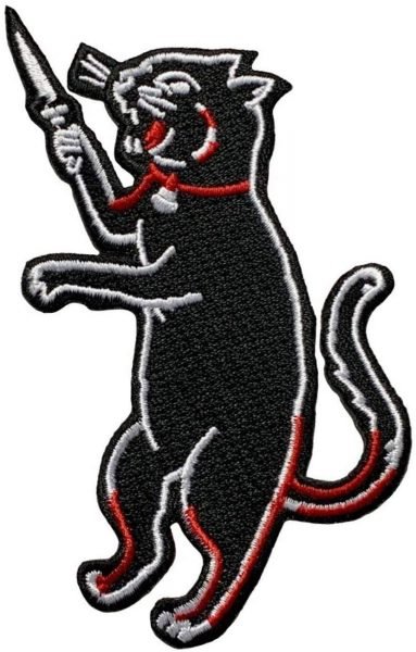 Ảnh mèo cầm dao bằng tranh thêu