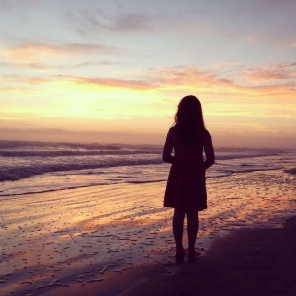 Hình avatar cô đơn bên bãi biển