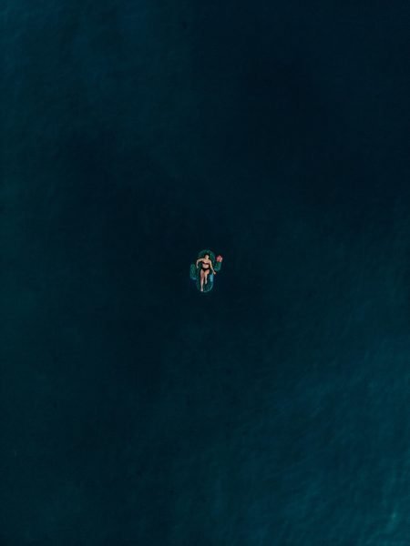 Hình avatar cô đơn lênh đênh giữa biển