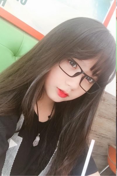 Ảnh gái xinh tóc dài đeo kính 2k4