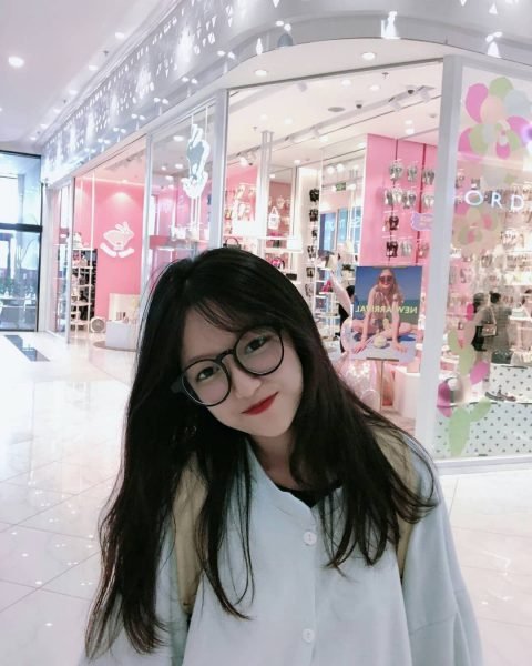 Ảnh gái xinh tóc dài đeo kính cực xinh