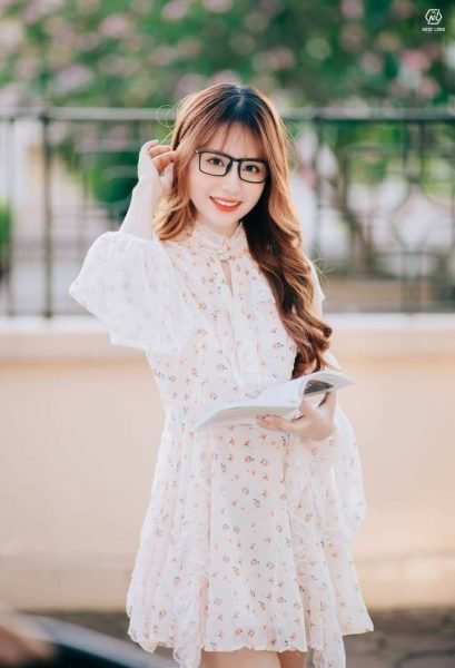 Ảnh gái xinh tóc dài đeo kính dễ thương