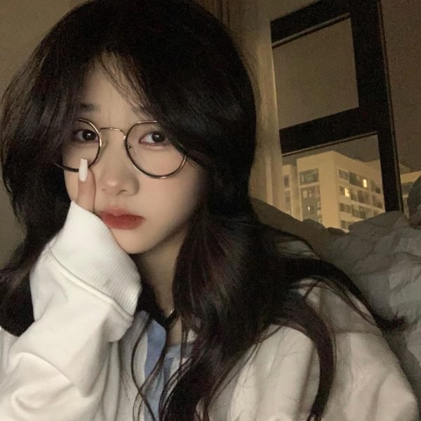 ảnh gái xinh tóc dài đeo kính làm trò