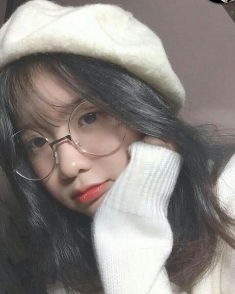 ảnh gái xinh tóc dài đeo kính mùa đông