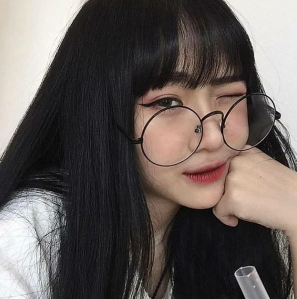 ảnh gái xinh tóc dài đeo kính nháy mắt