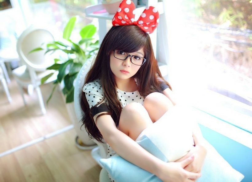 ảnh gái xinh tóc dài đeo kính ôm gối