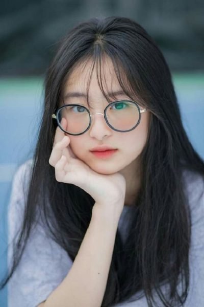 ảnh gái xinh tóc dài đeo kính thơ ngây