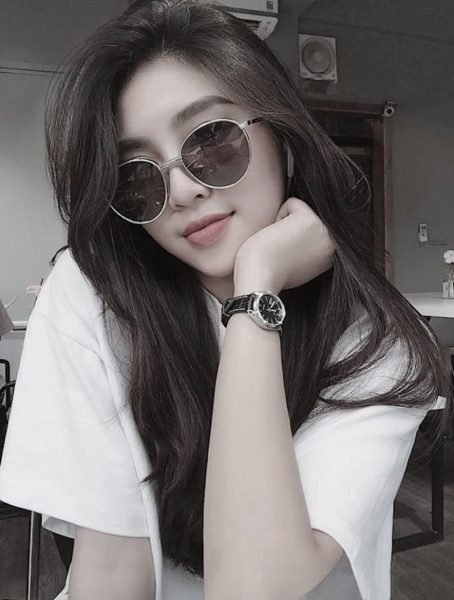 ảnh gái xinh tóc dài đeo kính thời thượng