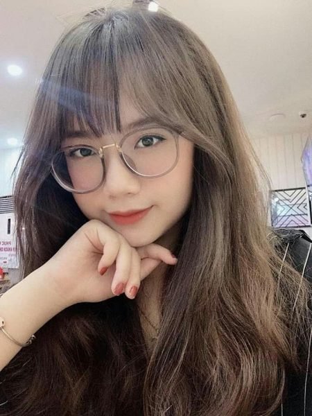 Ảnh gái xinh tóc dài đeo kính tròn