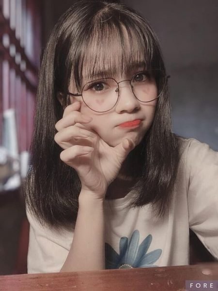 ảnh gái xinh tóc dài đeo kính tự nựng má