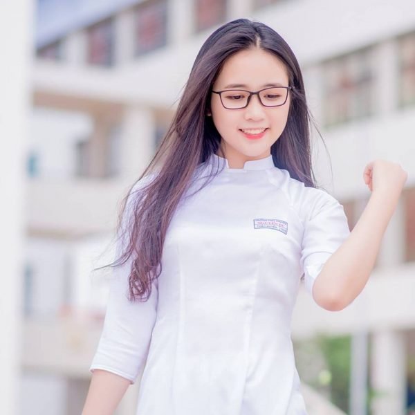 ảnh gái xinh tóc dài đeo kính tươi vui