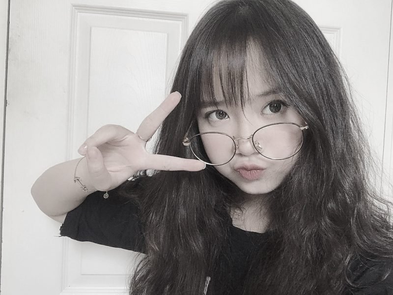ảnh gái xinh tóc dài đeo kính xin chào