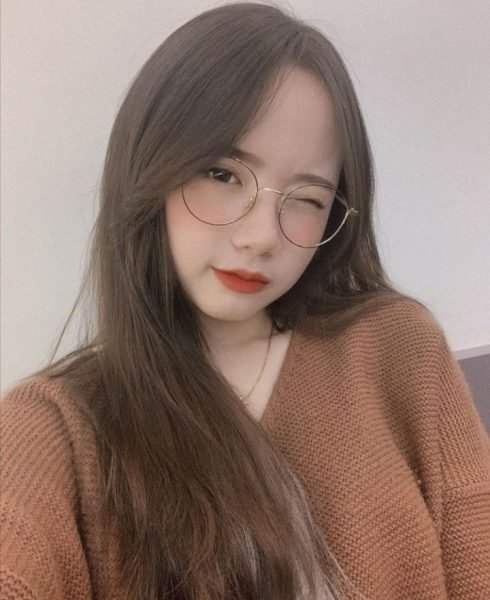 Ảnh gái xinh tóc dài đeo mắt kính tròn