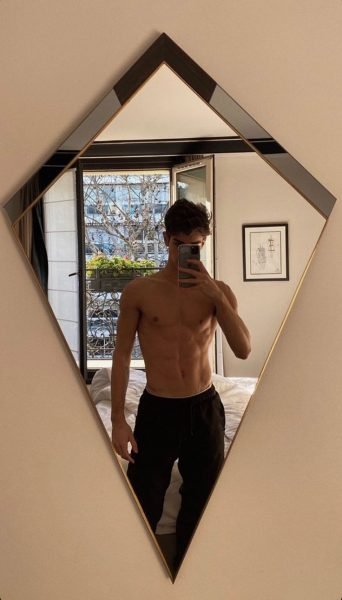 ảnh trai 6 múi chụp hình trước gương