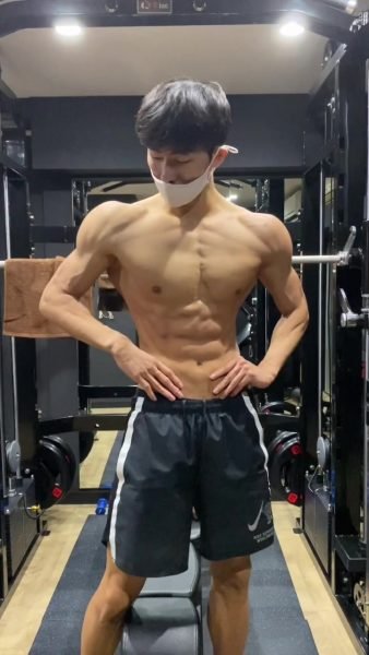 ảnh trai 6 múi đeo khẩu trang trắng