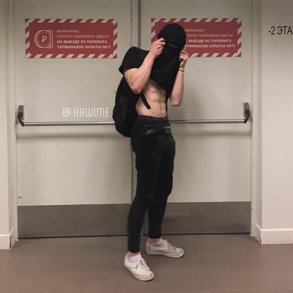 ảnh trai 6 múi dùng áo che mặt