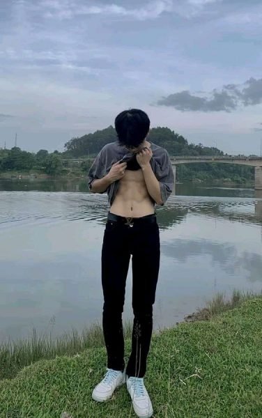 ảnh trai 6 múi đứng cạnh bờ hồ