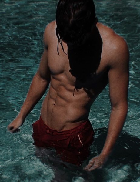 ảnh trai 6 múi đứng dưới nước