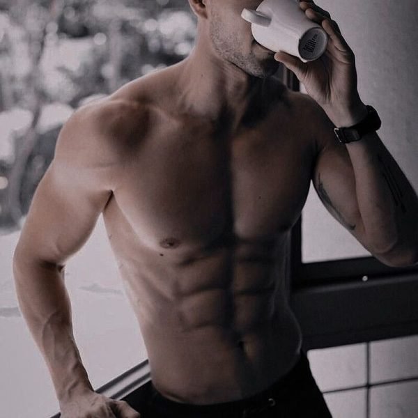 ảnh trai 6 múi đứng uống nước