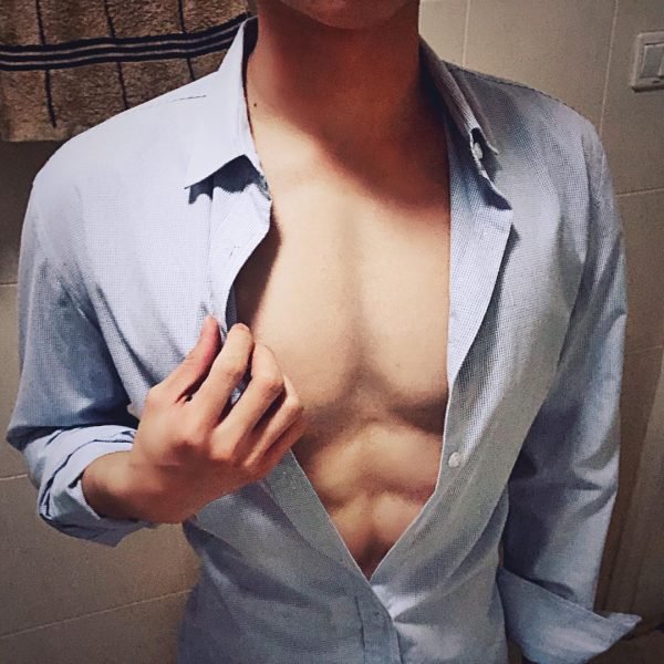 ảnh trai 6 múi mặc áo sơ mi xanh