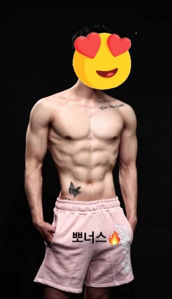 ảnh trai 6 múi mặc quần hồng