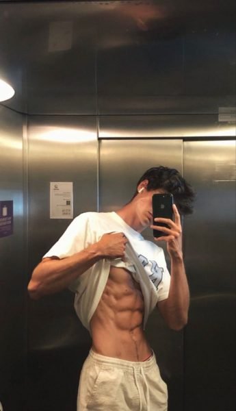 ảnh trai 6 múi trong thang máy
