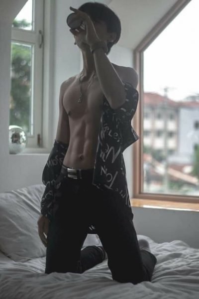 ảnh trai 6 múi uống nước