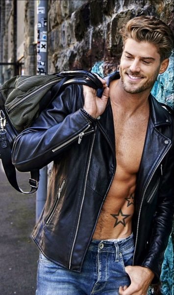 Ảnh trai đẹp 6 múi cười