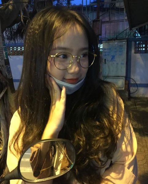 Gái xinh tóc dài đeo kính cute