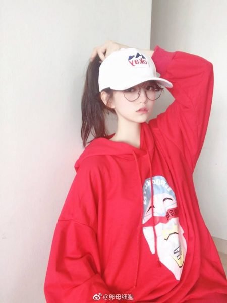 Gái xinh tóc dài đeo kính ngầu