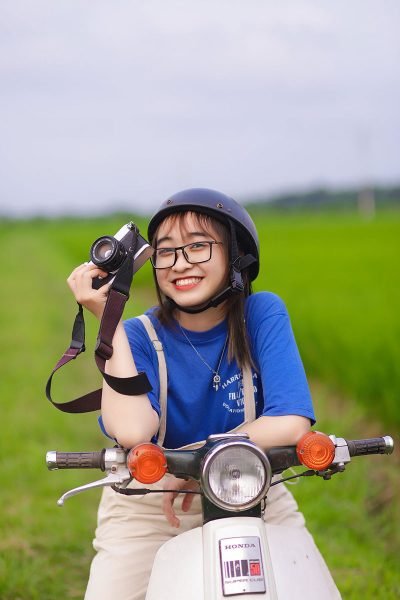 hình ảnh gái xinh tóc dài đeo kính chụp ảnh