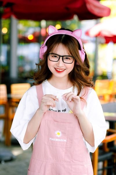 hình ảnh gái xinh tóc dài đeo kính dễ thương