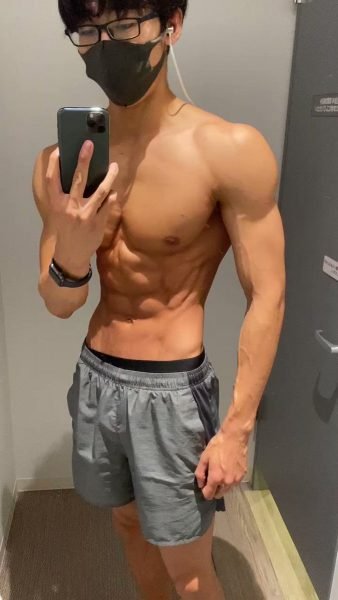 hình ảnh trai 6 múi che mặt bằng khẩu trang đen